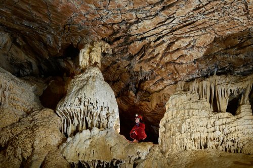 Photo Grotte de Vallorbe (Suisse) - Spéléo éclairant avec sa lampe Scurion  une cascatelle - Philippe Crochet - Photographe de la spéléologie et du  monde minéral