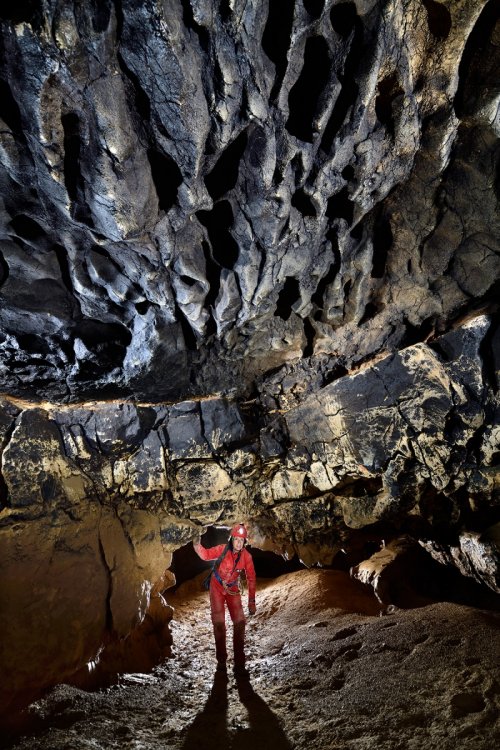 Photo Grotte de Vallorbe (Suisse) - Spéléo éclairant avec sa lampe Scurion  une cascatelle - Philippe Crochet - Photographe de la spéléologie et du  monde minéral