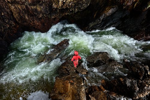 Photo Grotte de Vallorbe (Suisse) - Spéléo éclairant avec sa lampe Scurion  une cascatelle - Philippe Crochet - Photographe de la spéléologie et du  monde minéral