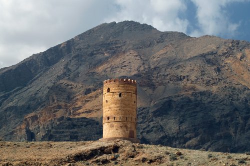 Sultanate of Oman - Old tower overlooking the village of Al Hisn(VO-07-0122)