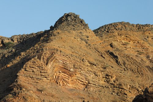 Formwork fold in limestone covered in discordance by basaltic effusion(VO-07-0147)